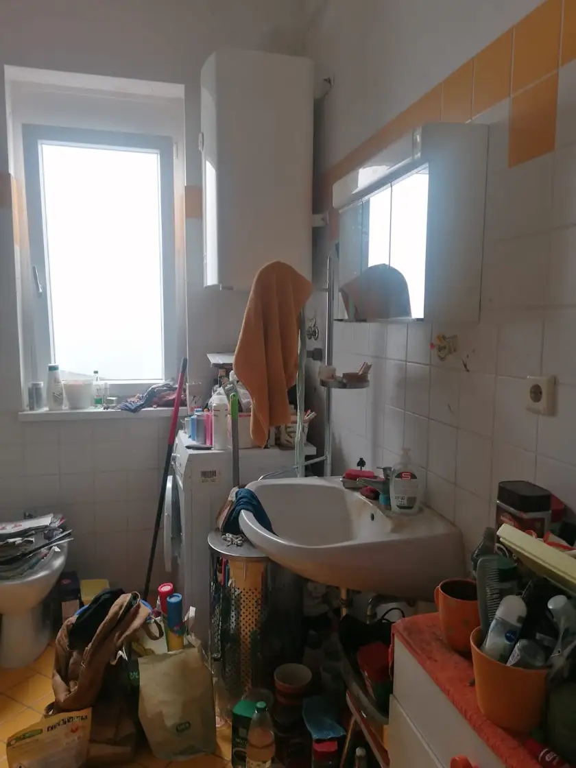 Stark zugestelltes Badezimmer vor der Räumung
