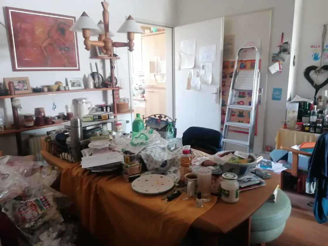 Esstisch voller Geschirr und Gegenstände